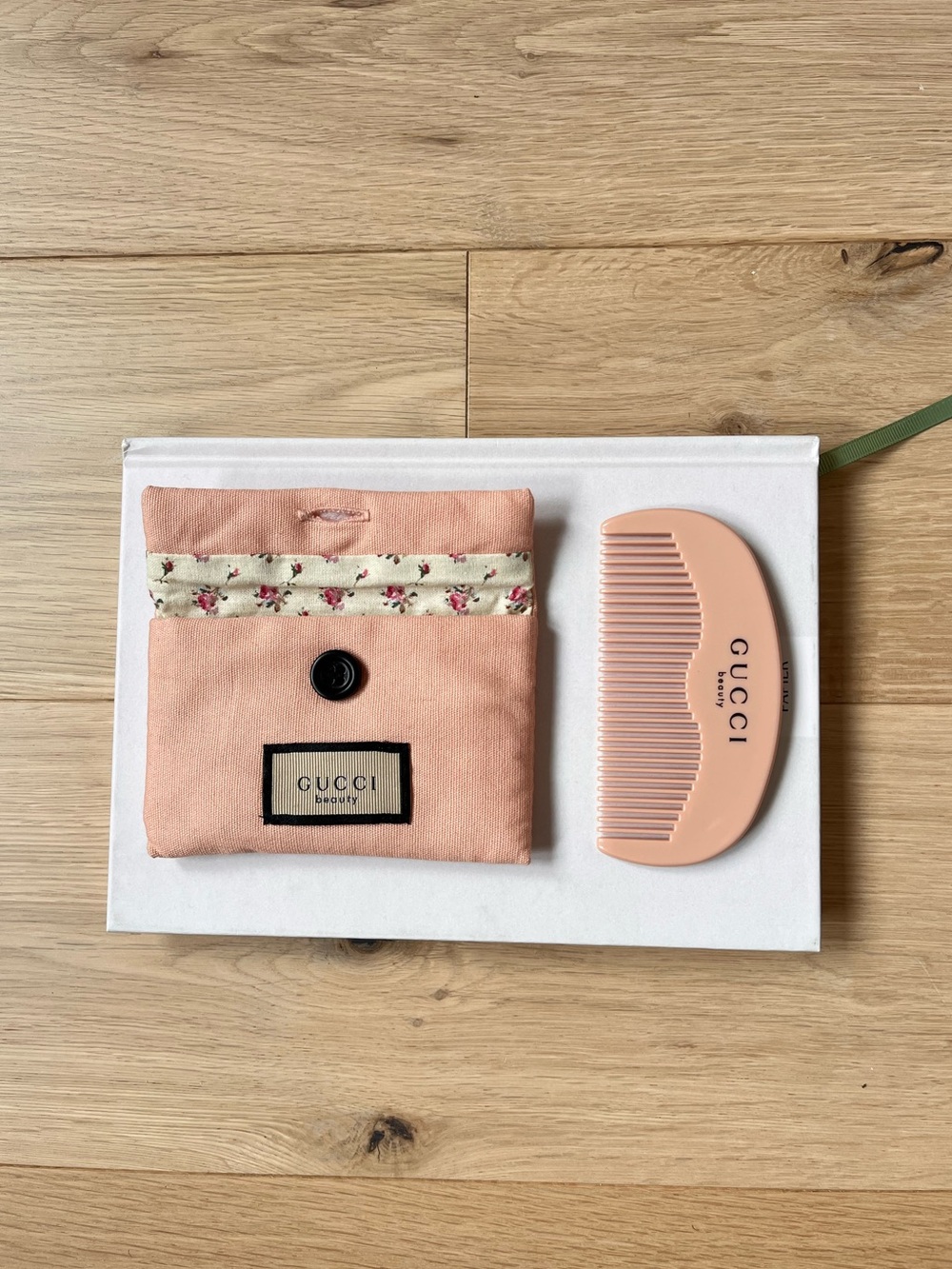 Gucci Beauty Peony Comb With Pouch - Picture 3 of 3